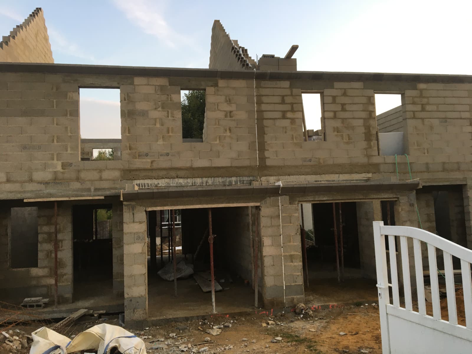 Montée murs brique rouge