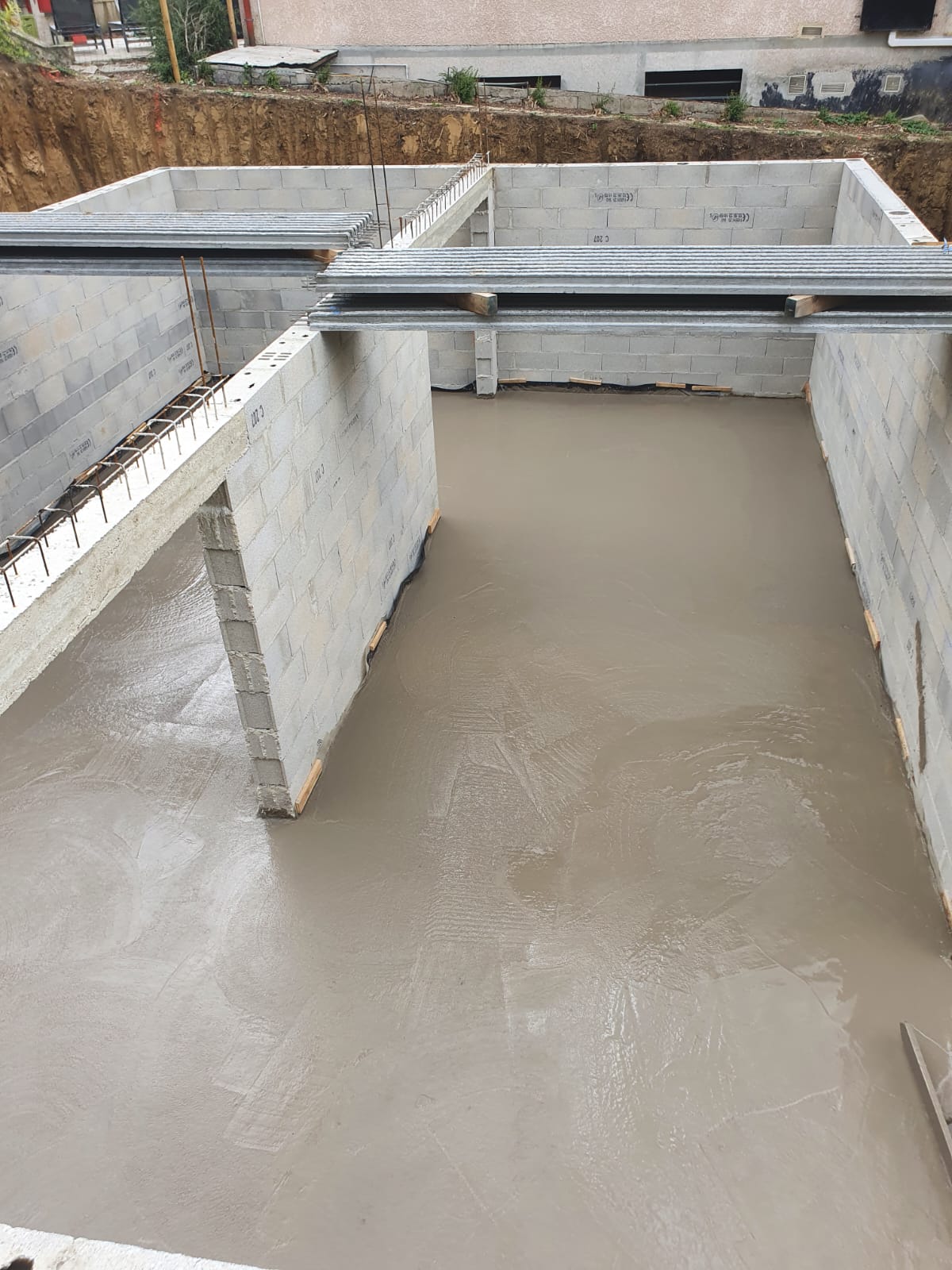 Montée murs brique échafaudage